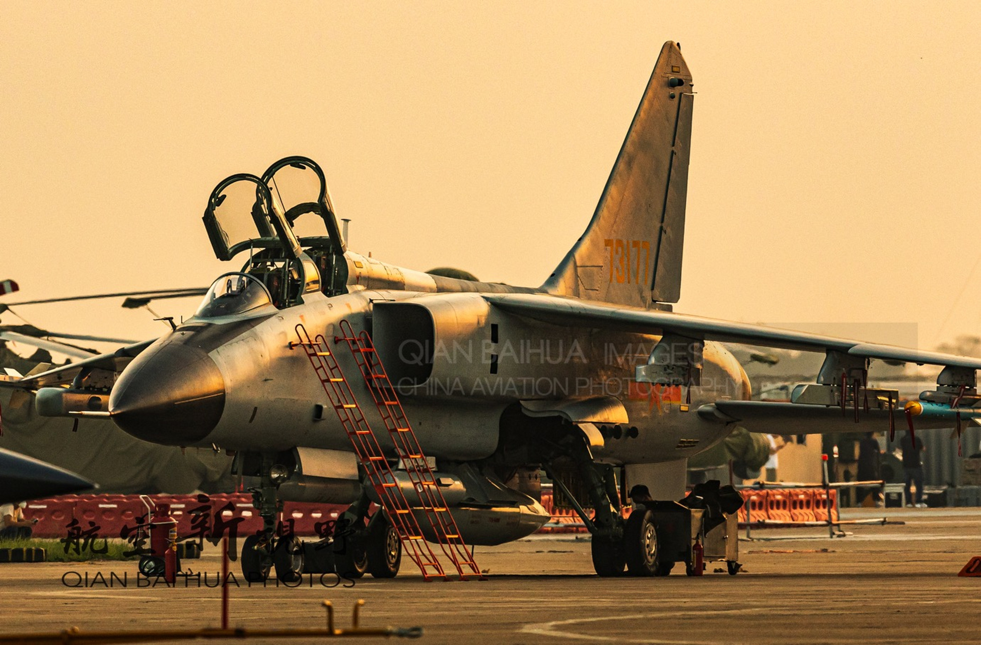 我国空军装备的歼轰-7a2战斗机,目前这批歼轰-7a战斗机已经服役很多年