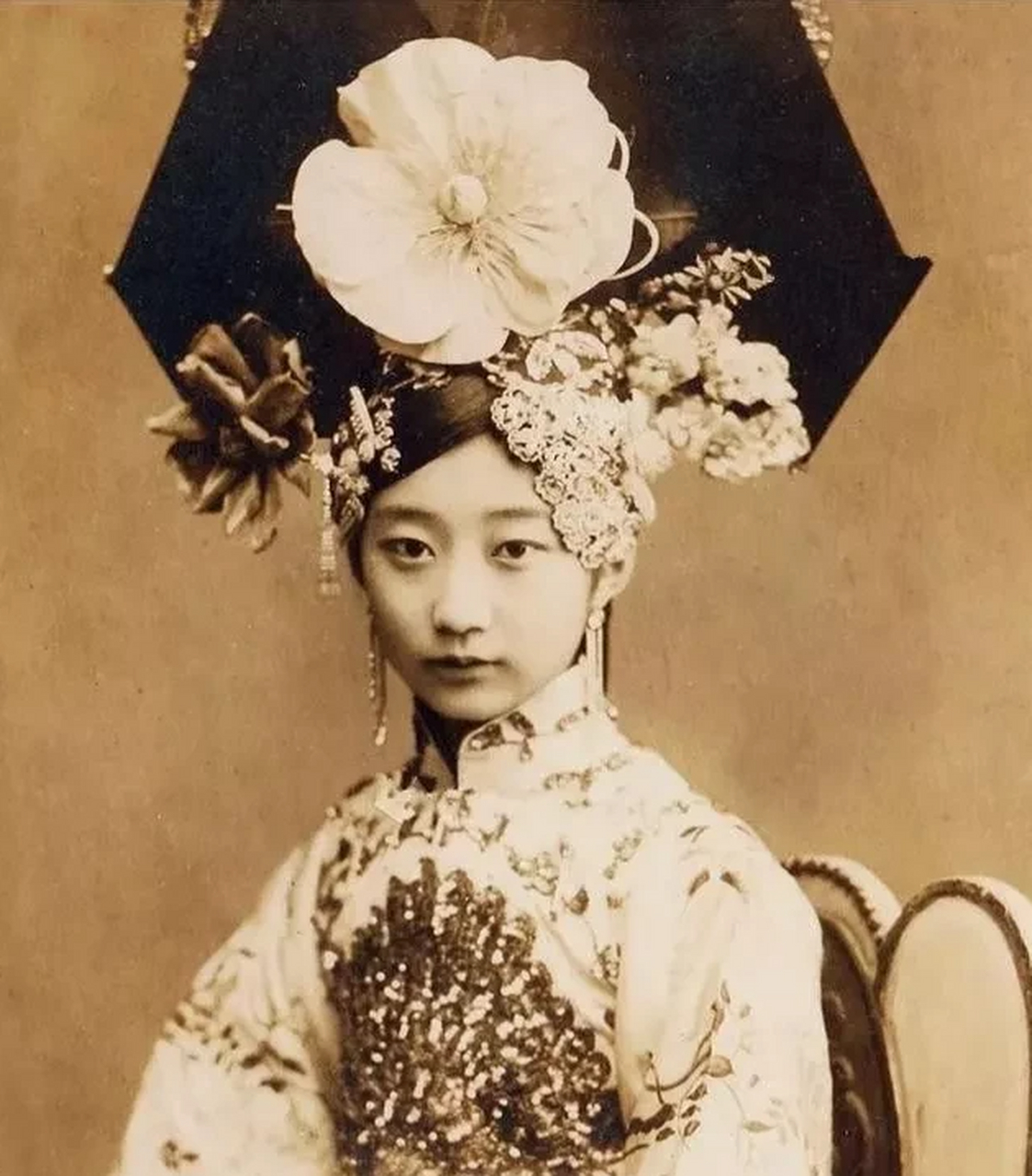 晚清庆亲王的四女儿深得慈禧喜爱,甚至在结婚后,慈禧竟不让她和丈夫