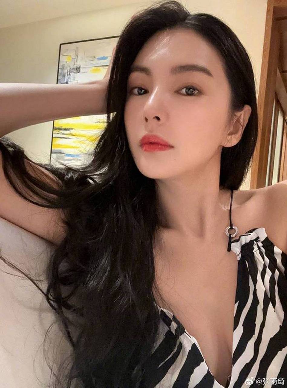 不亏号称"鲜肉收割机",张雨绮又被曝新恋情,整理不同时期的写真照片