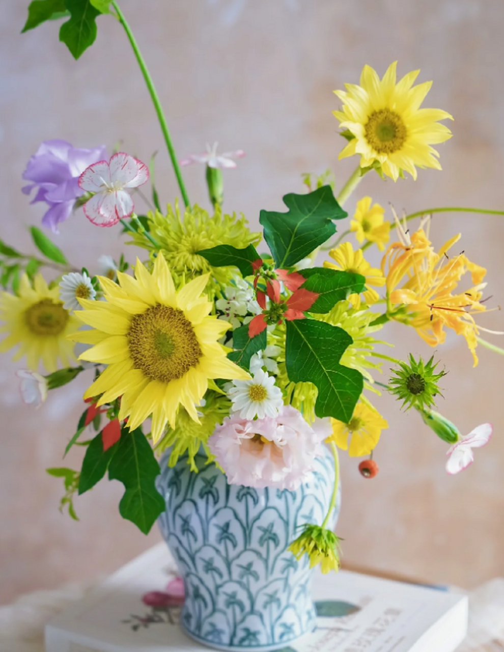 一品红插花|用将军罐做花瓶也不错哦 最近买到了很特别的配叶 美美的