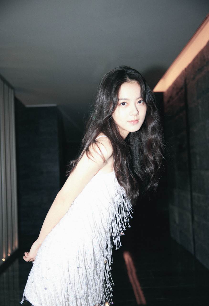赵今麦白色流苏抹胸裙造型写真