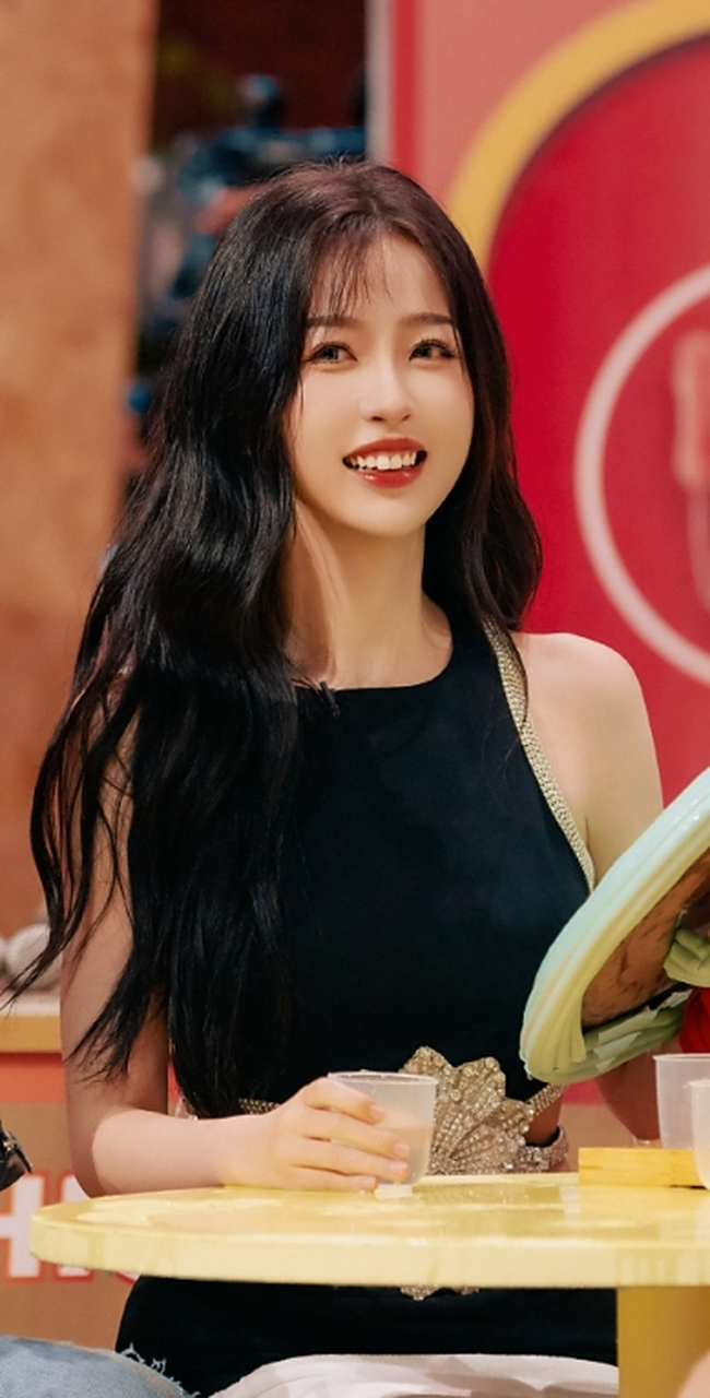 甜美可爱,俏皮灵动的#虞书欣# 貌若桃花,千娇百媚,笑容甜美,少女感