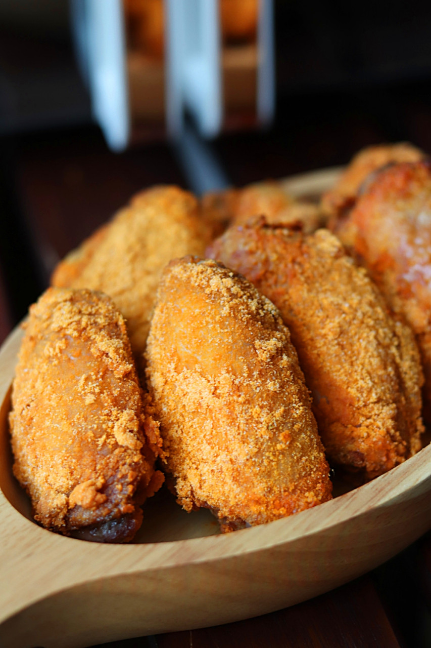 其实在家炸鸡翅也很简单的,尤其现在还入手了空气炸烤箱,不用油也可以