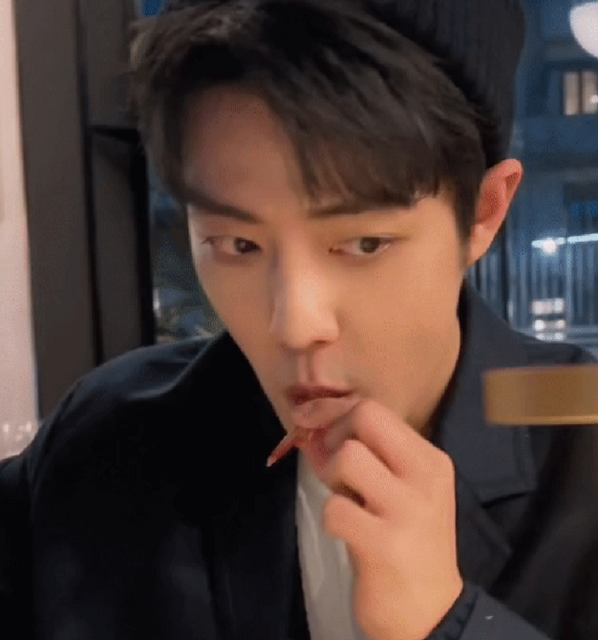 肖战这哪是在吃东西啊,看着他吃,好像再看一场秀一样!#肖战