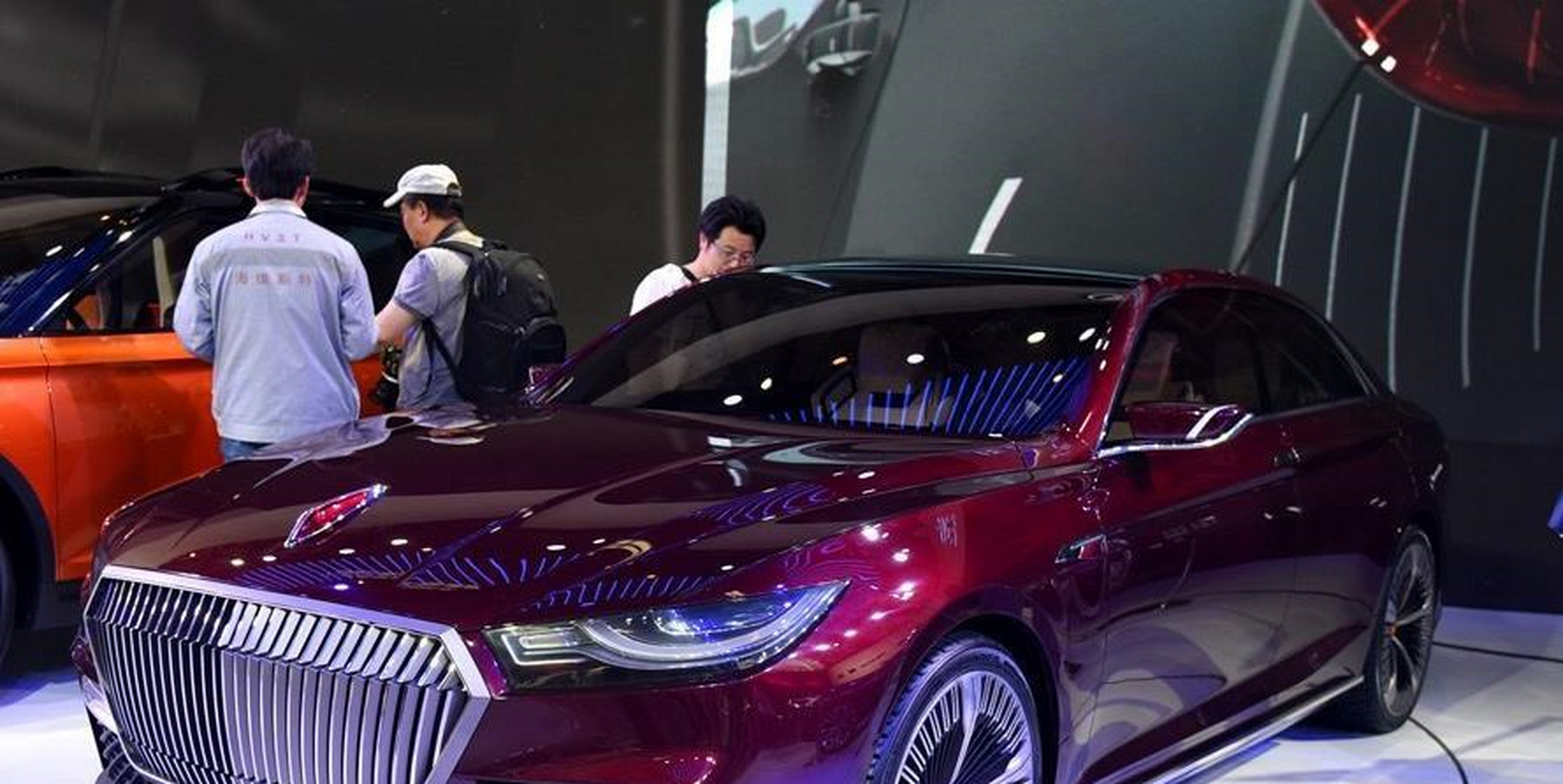 当我第一眼看见这款红旗b-concept汽车时,的确被其深深吸引,因为它就