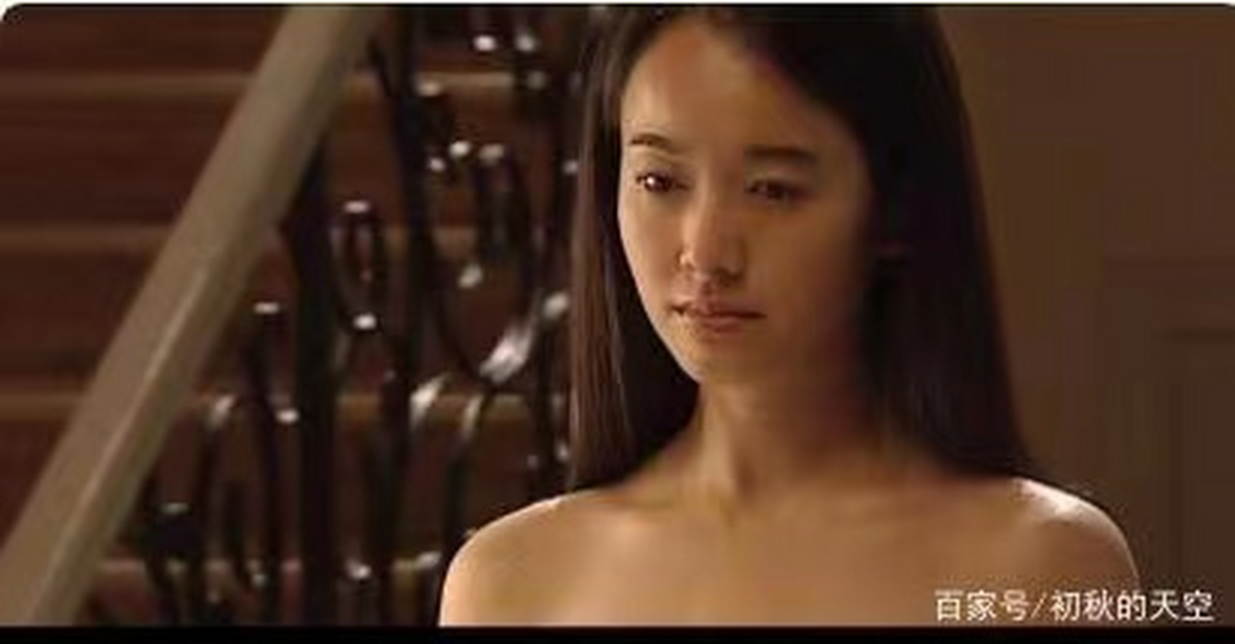2007年,《天道》拍摄间隙,导演要求左小青全裸出镜拍摄女主角向男主角