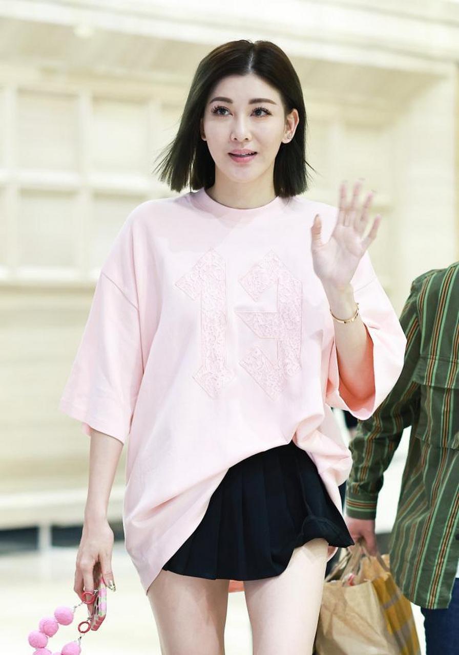 2023年4月2日,长沙,李彩桦现身某酒店,准备录制《乘风破浪的姐姐》第