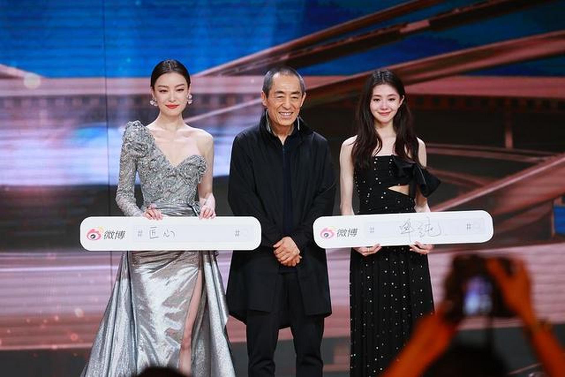 两代"谋女郎"同台倪妮为刘浩存擦泪 张小斐献唱获吉娜钢琴伴奏