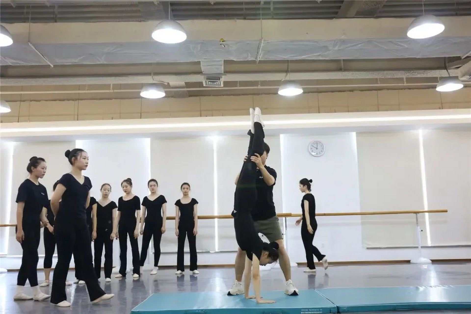 中影人教育舞蹈生"后桥"动作拆解!