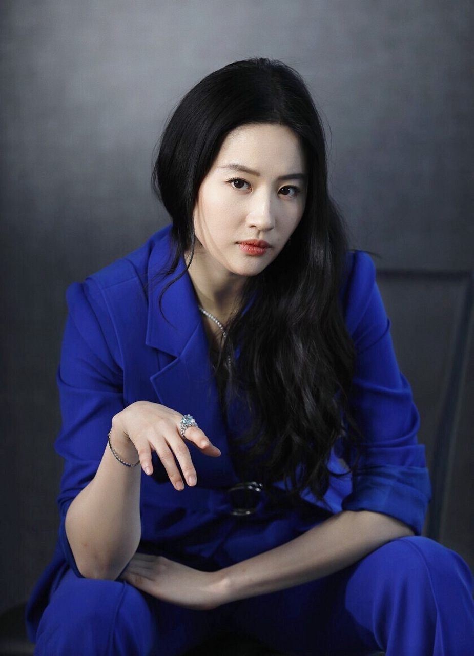 刘亦菲一袭蓝色西装,时尚大气,彰显成熟魅力!