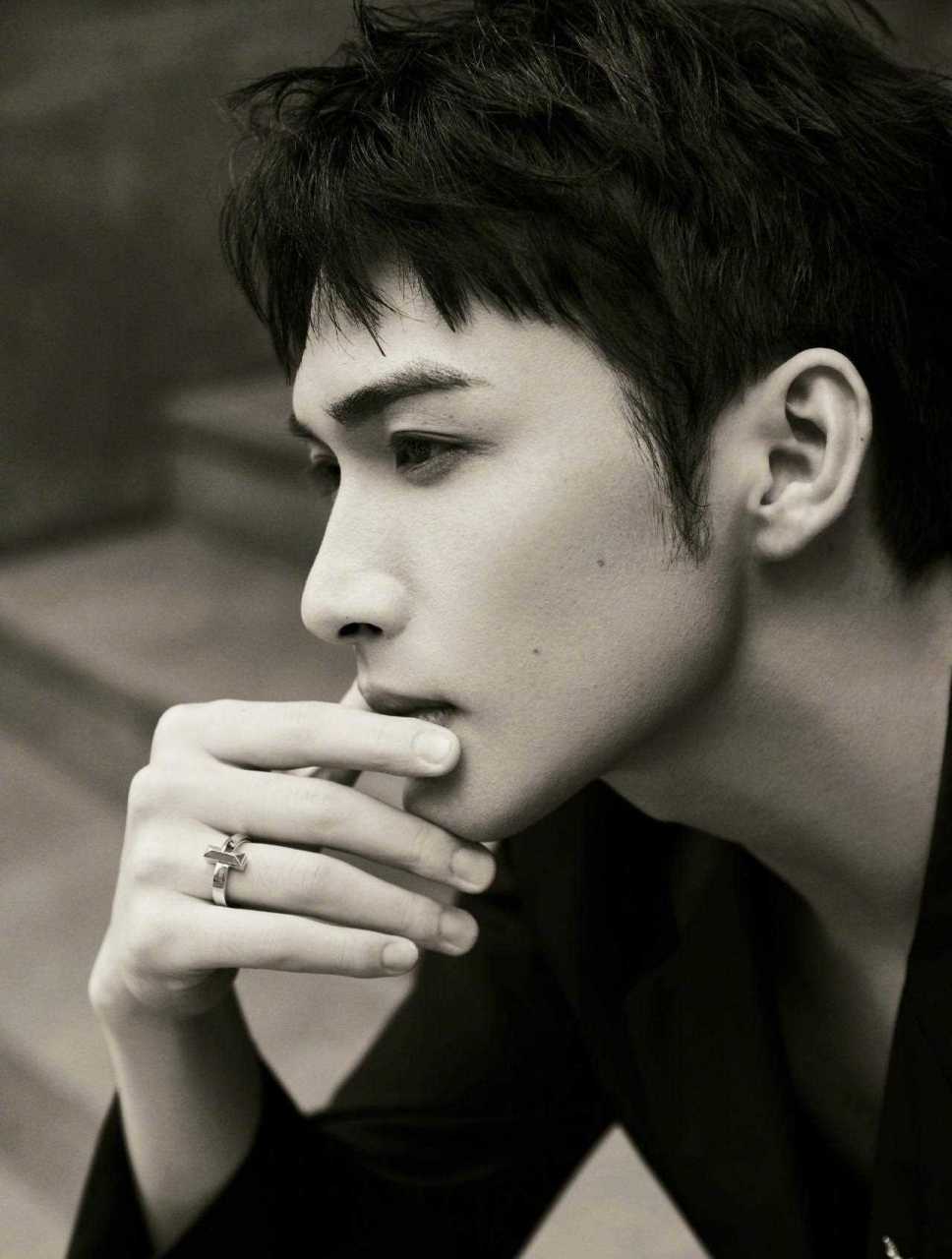 张彬彬黑色西装大片,优雅贵气魅力十足,侧颜杀绝了.