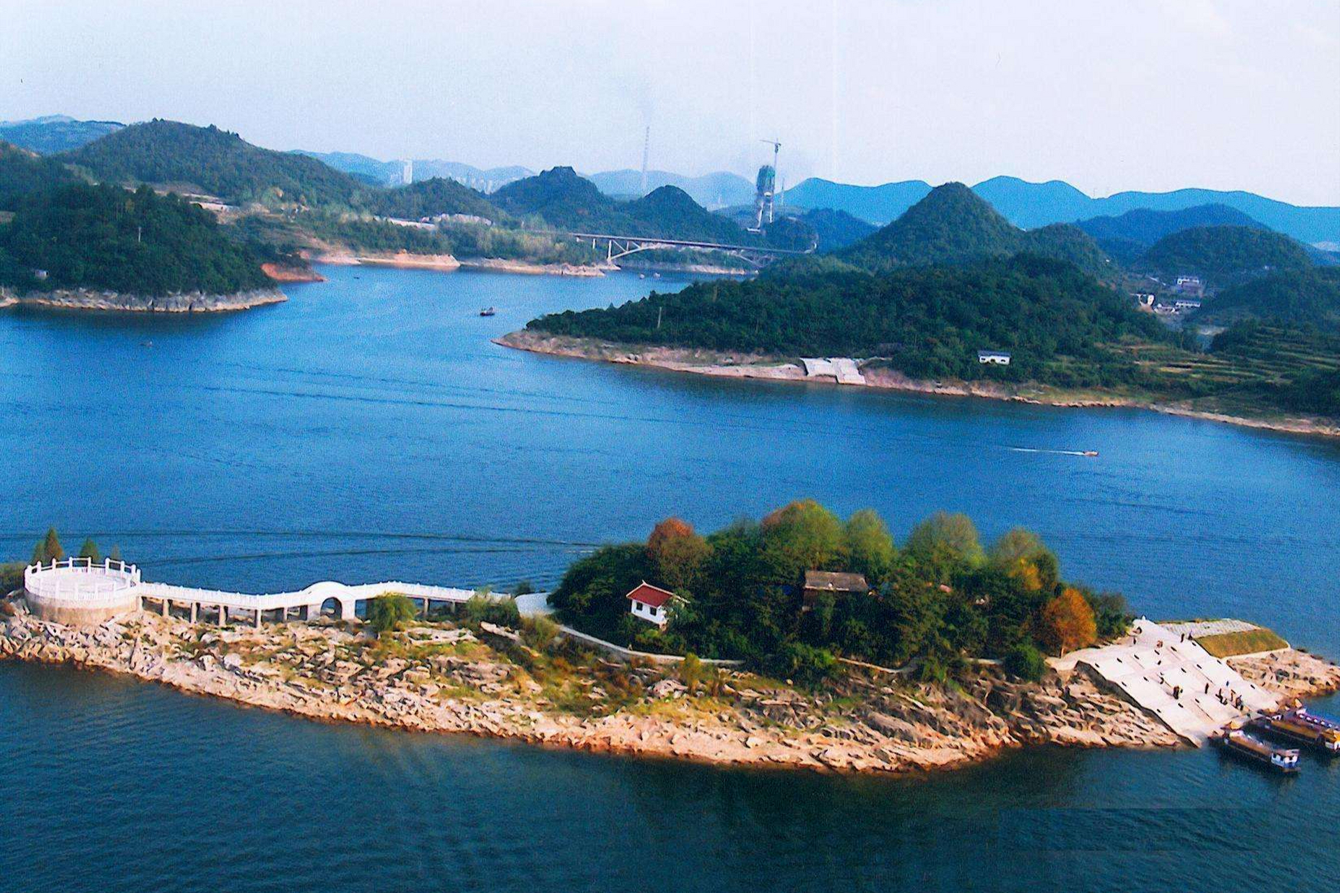 贵阳红枫湖,是贵州高原上最大的人工湖泊之一,来到这里,你将会被好山