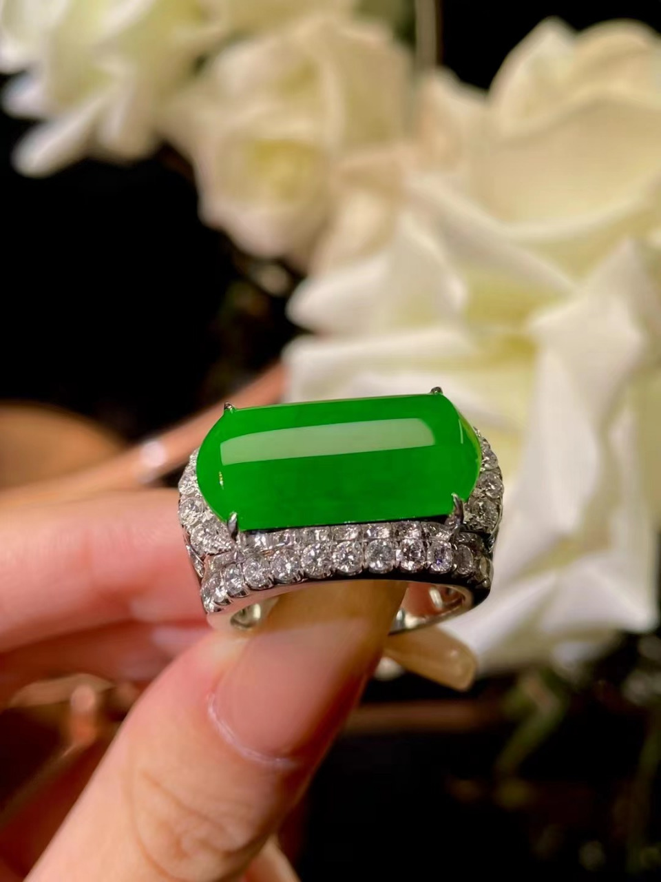 辣色翡翠马鞍戒 玻璃底辣色马鞍戒,大气饱满,厚度感人,光感十足,上手