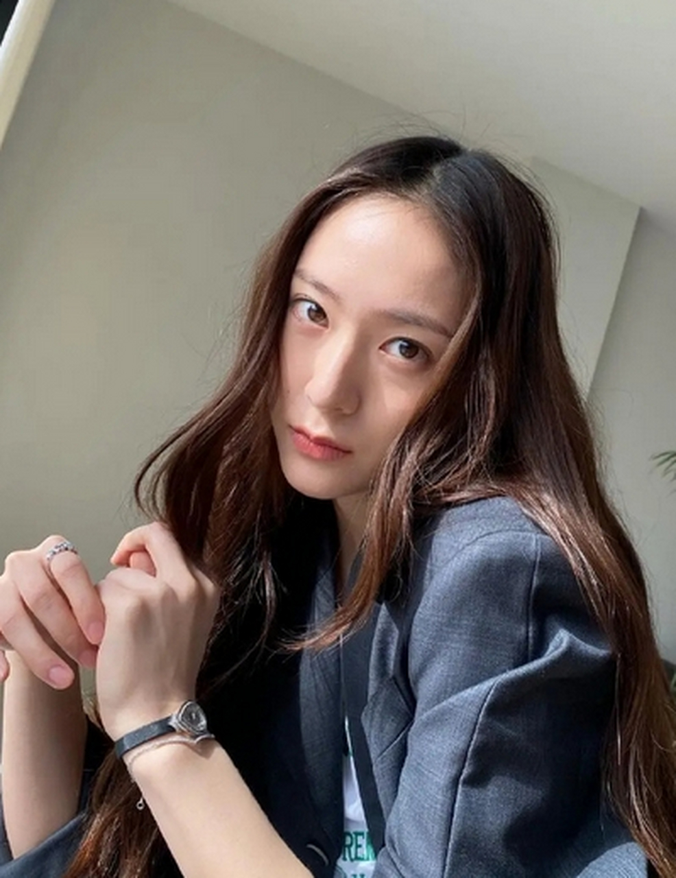 郑秀晶的西装穿搭合集展现出了她的时尚品味和独特的风格.