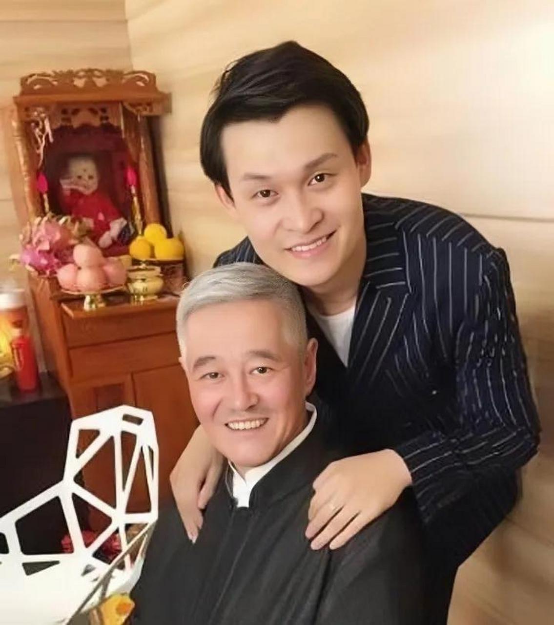 赵本山和徒弟小沈龙的合影,暴露了家里供奉的红衣娃娃,这个娃娃很神秘