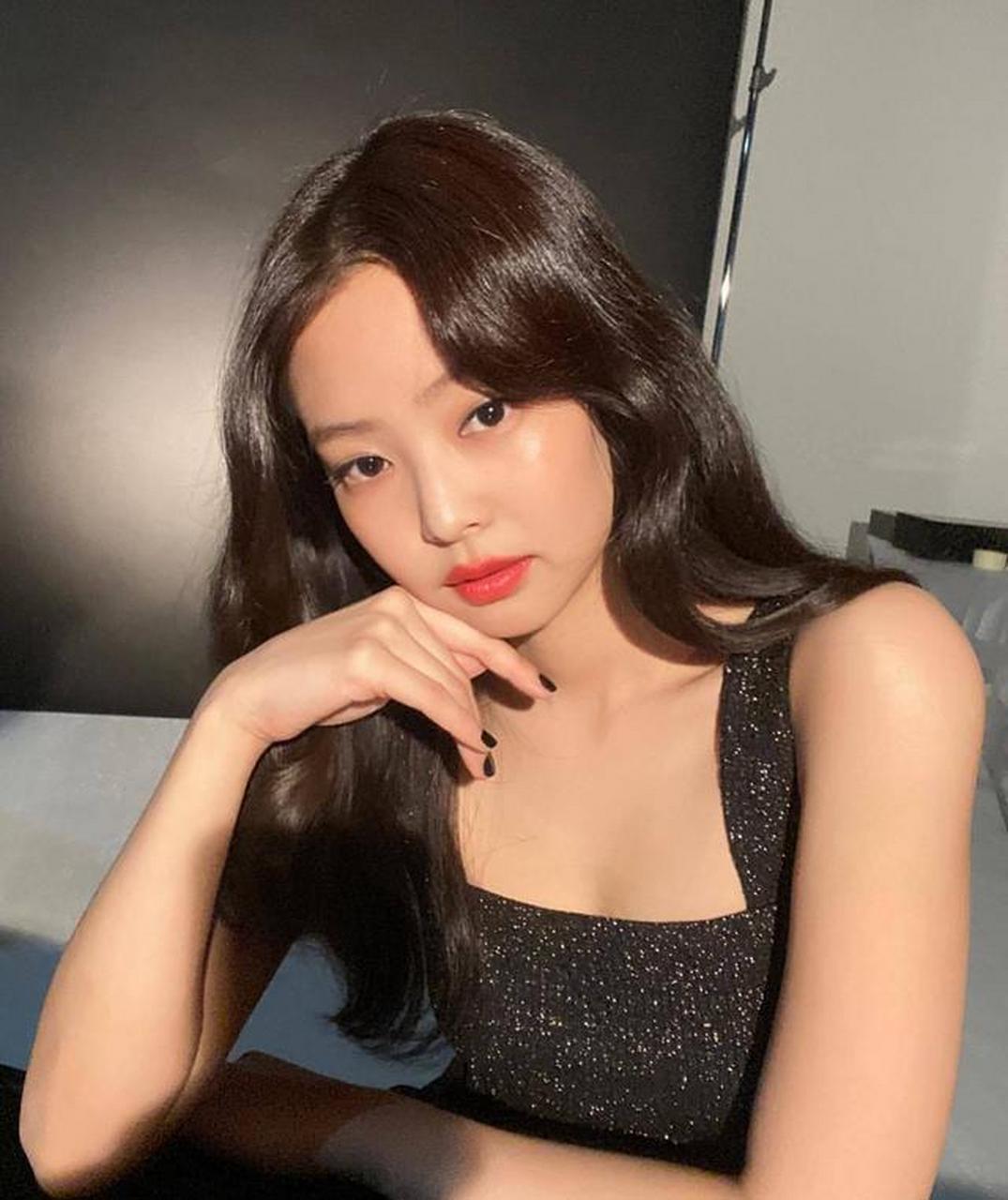 jennie穿吊带黑裙秀完美身材,黑发红唇显性感魅惑