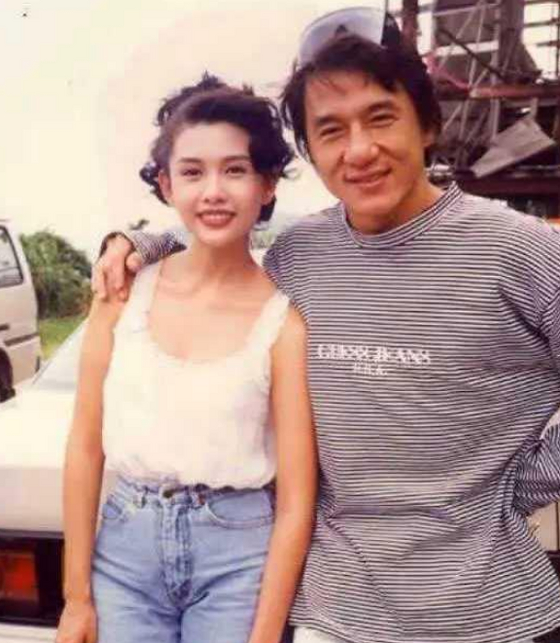 早年的成龙跟邱淑贞合照,不知不觉,30年过去了.