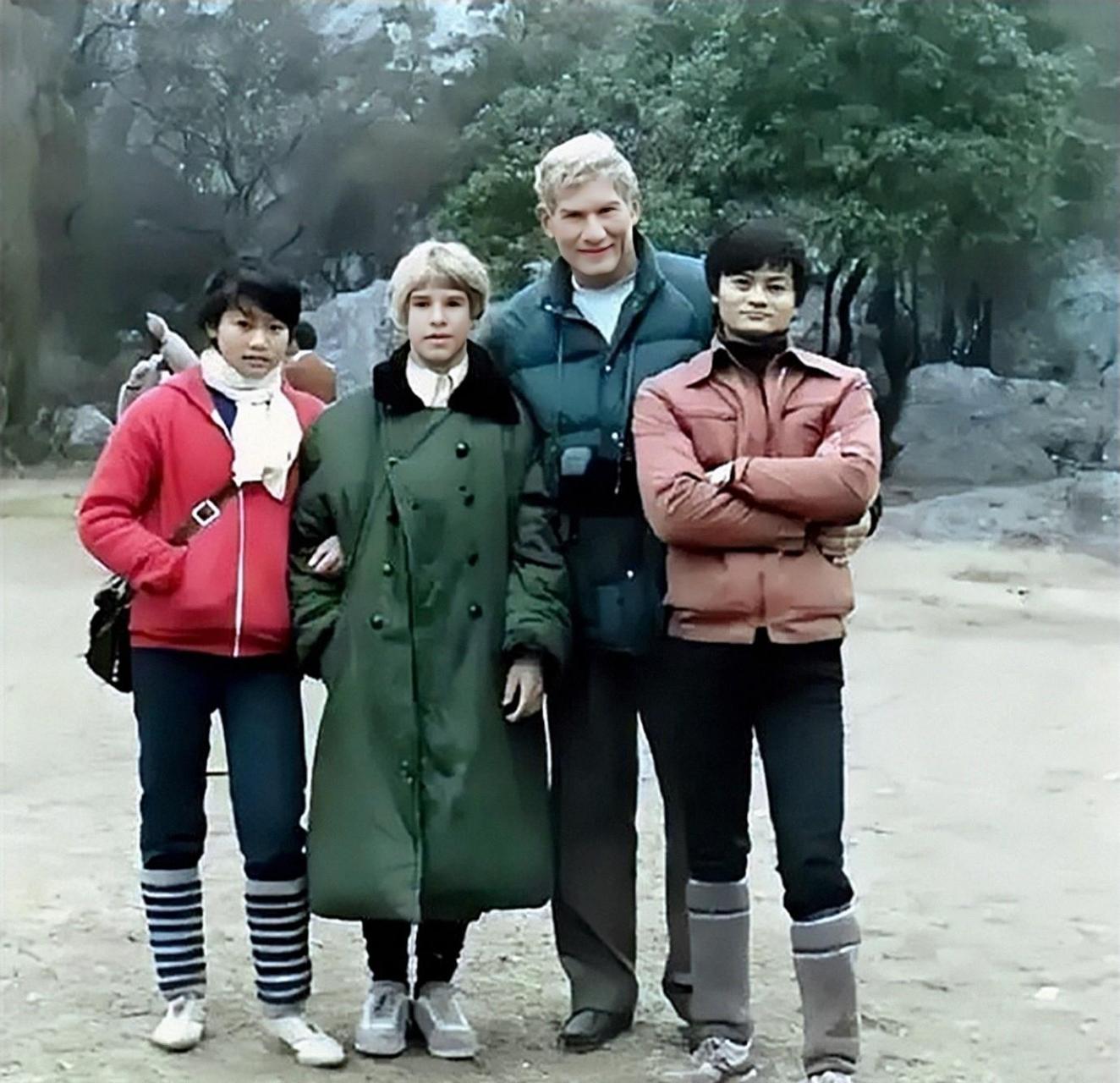 1982年,在杭州,18岁的马云与妹妹与来自澳大利亚的小伙伴戴维.