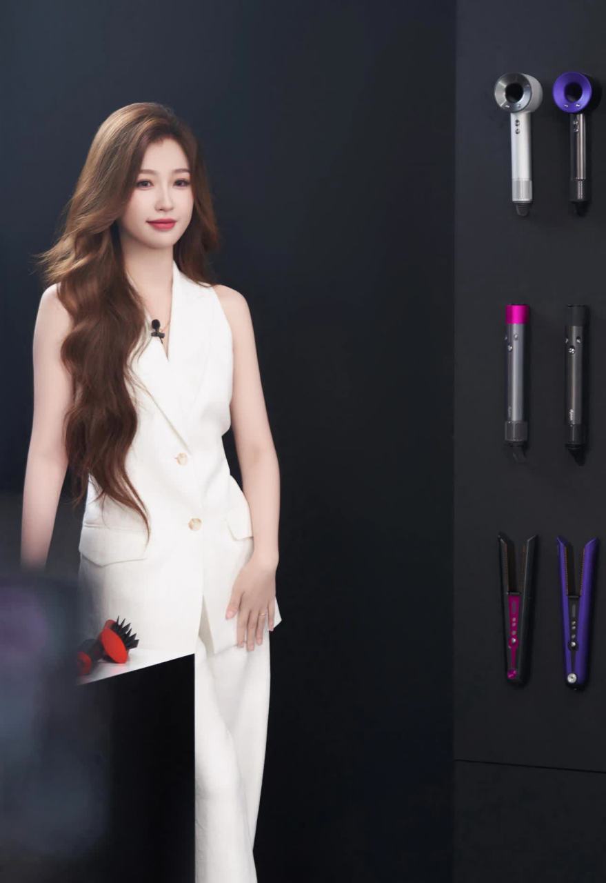 虞书欣多变造型轻松打造,多重魅力随意绽放.[悠闲]