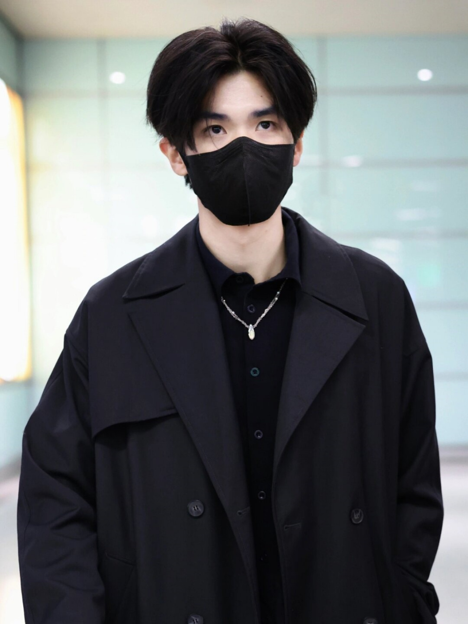 李晋晔的机场路透  李晋晔的机场路透照片展现了他独特的气质与时尚品