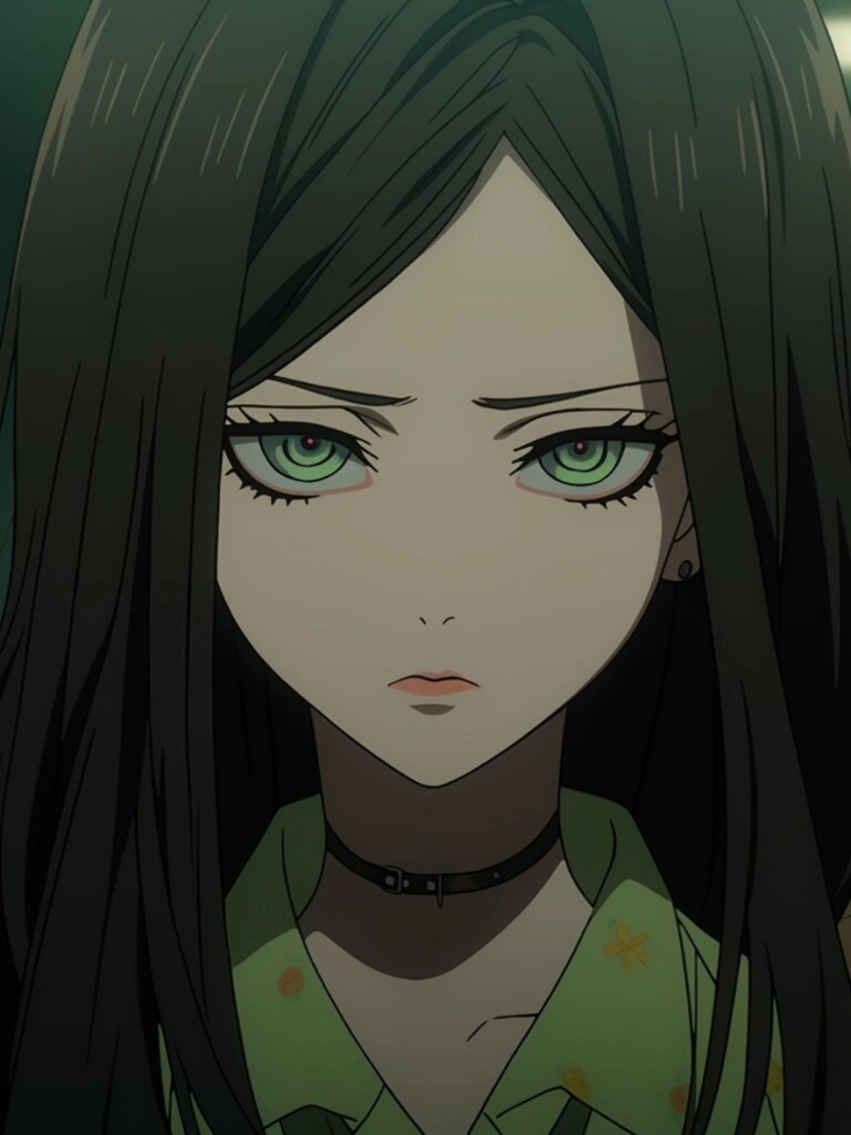 黑发绿瞳辣妹  莉莎是时尚界的璀璨明星,她的黑发绿瞳形象让人难以