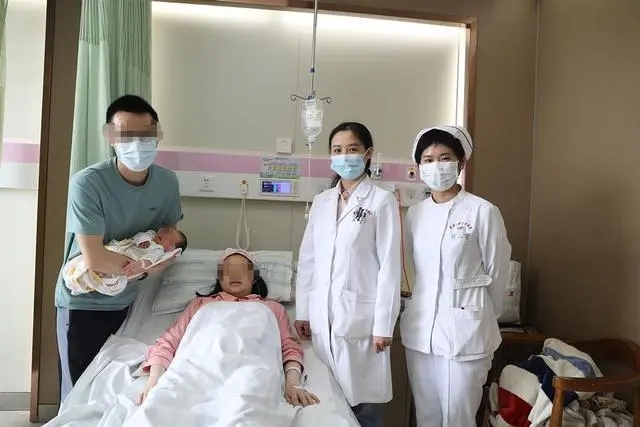 武汉夫妻诞下“镜面宝宝”