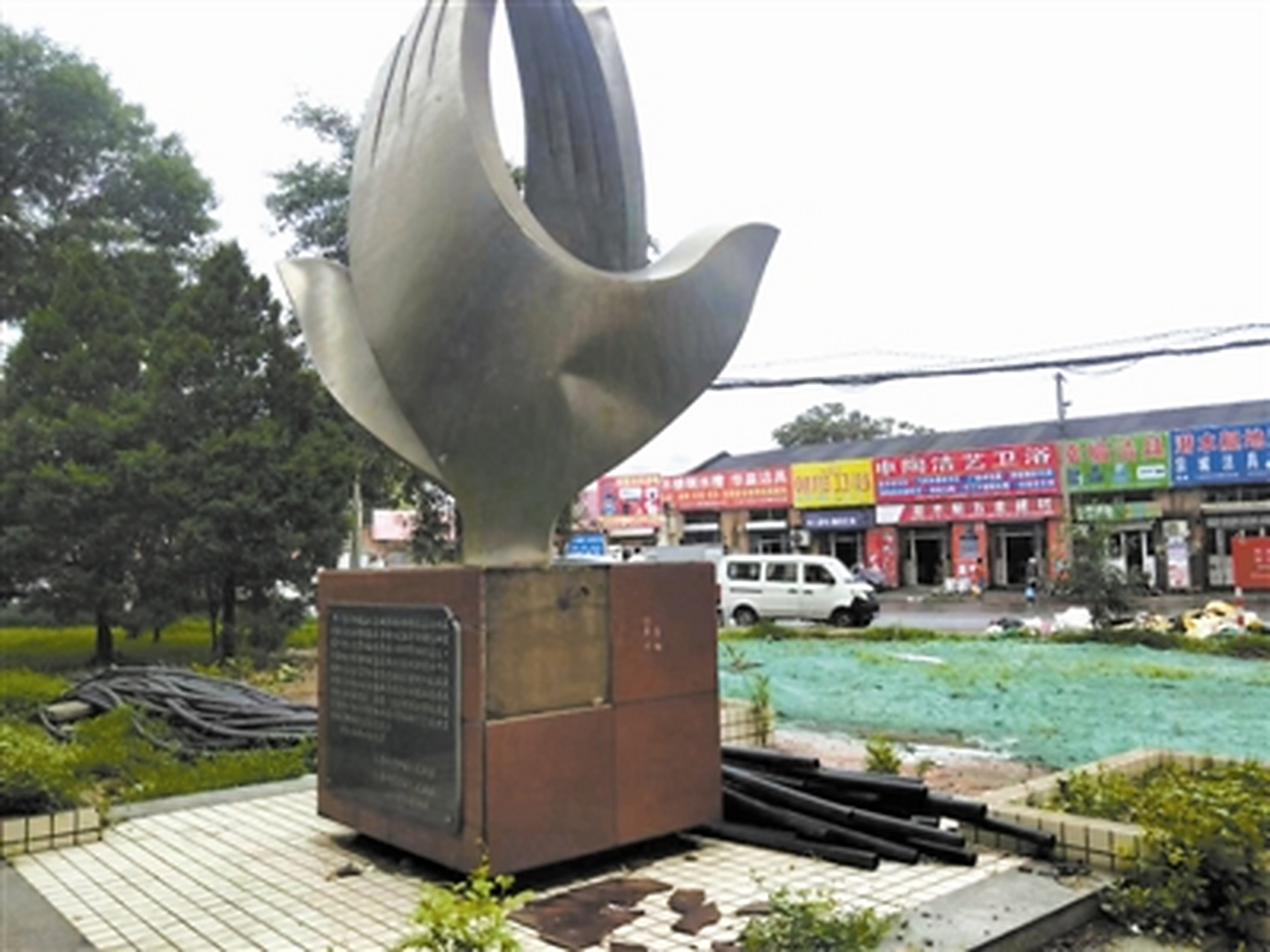 天津河北区岷江路与靖江北路交口:雕塑基座砖脱落  昨日,有热心市民