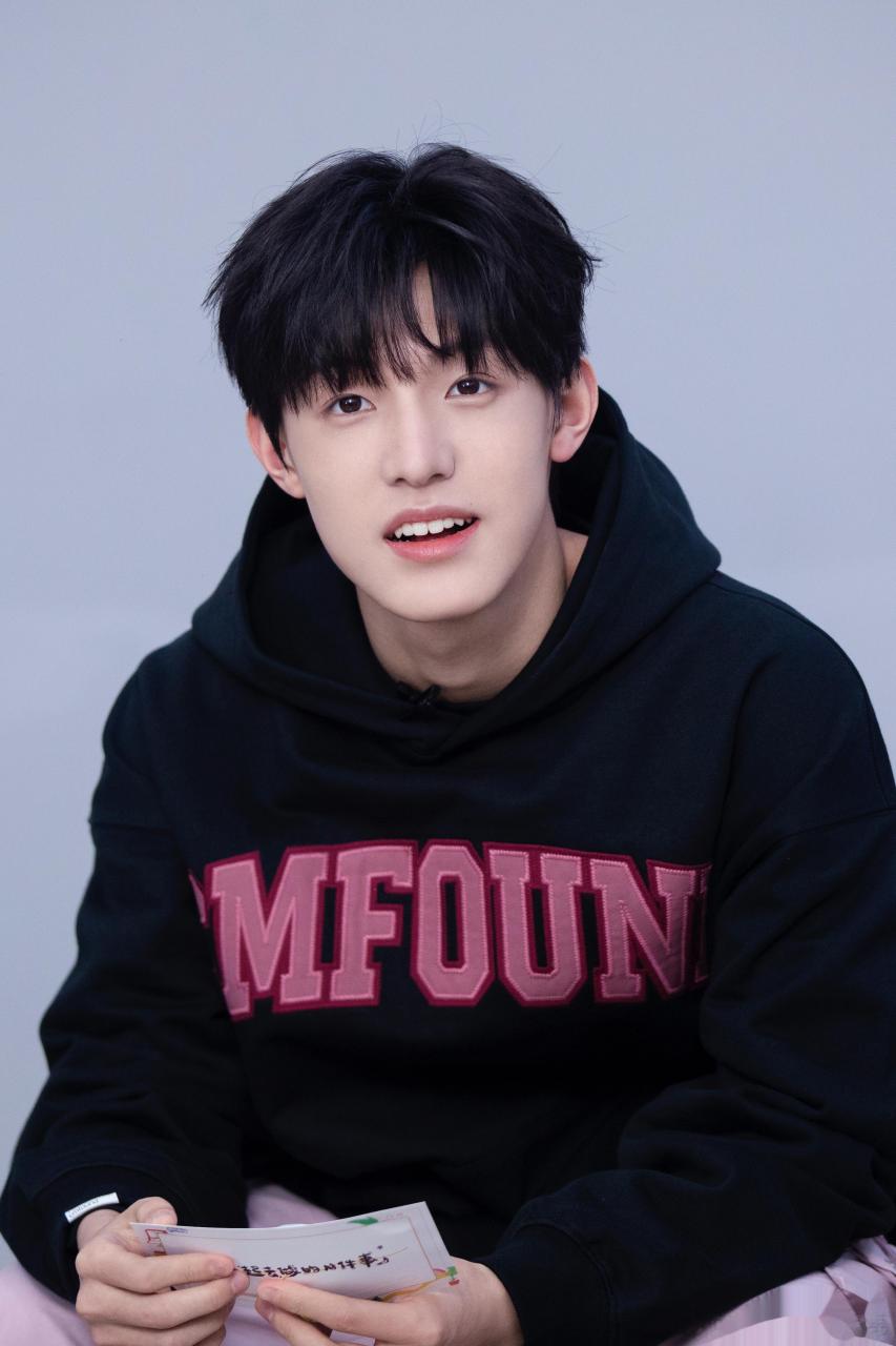 张泽禹黑粉造型随拍##张泽禹愚人节贺图# 很帅很喜欢