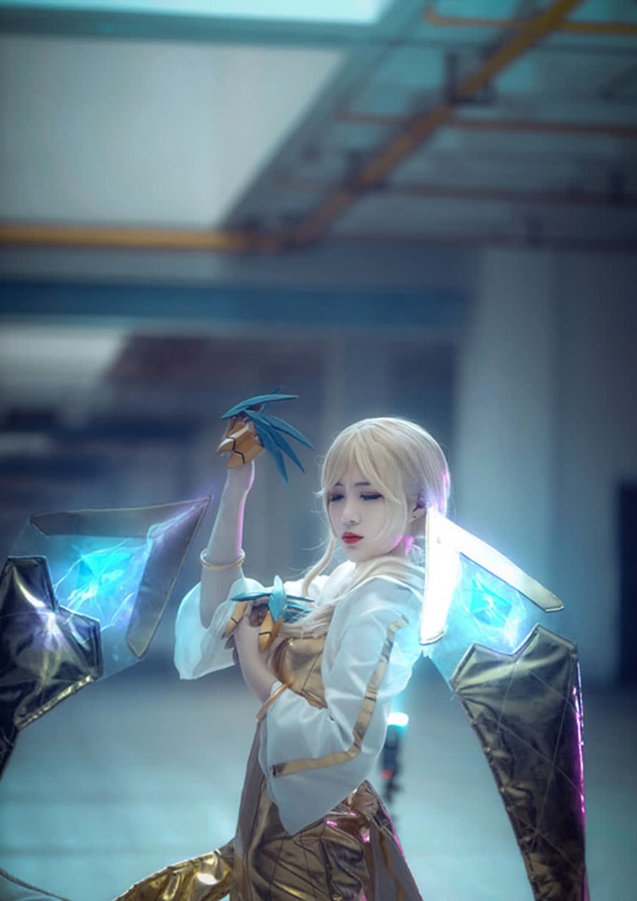 二元#《英雄联盟》女团kda的伊芙琳cos终极造型,金发暗夜天使,眼神