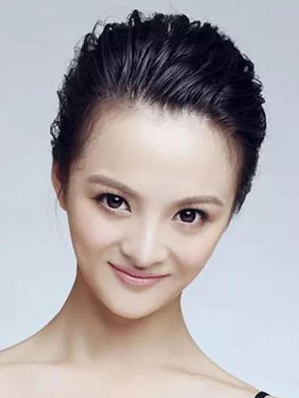 "顶级明星舞者"骆文博,顶着一张"人工"脸上春晚,妆容过硬又紧绷,造型