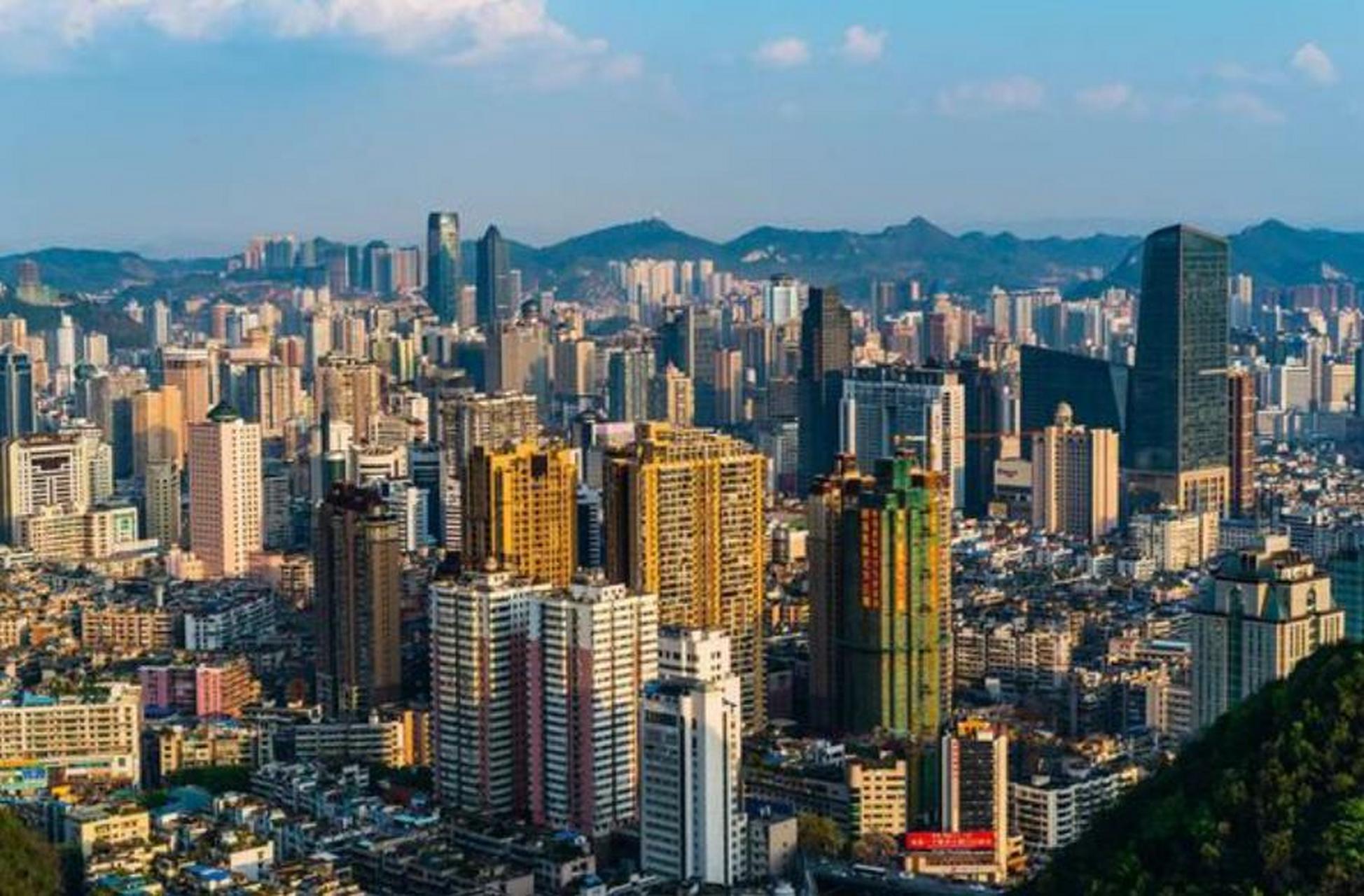 贵阳属于喀斯特地貌,老城区又是四面环山,市区里也是山,能够修建楼房