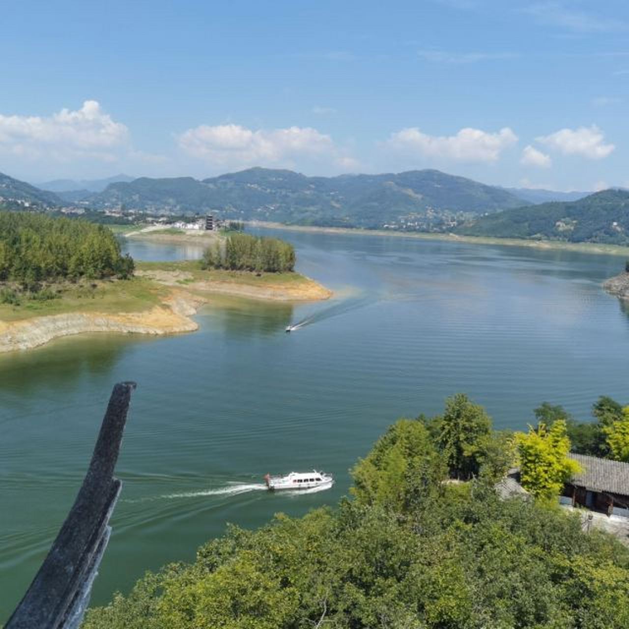 瀛湖生态旅游区,位于安康市区西南18公里处的天柱山脚下,是安康水电