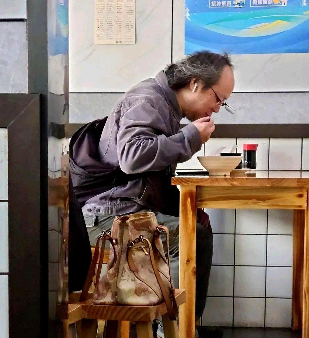 窦唯年轻时帅呆了,如今又见他吃拉面,让人难以相信这是同一个人.