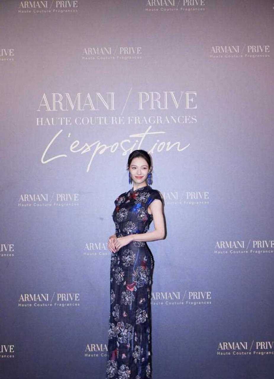 钟楚曦绣花旗袍造型,优雅盘发,凹凸身材,美绝了!