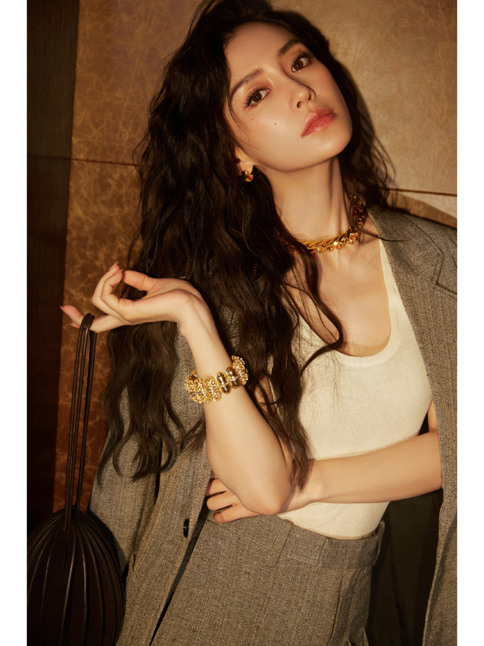 近日 杨颖工作室晒出了一组写真美照 angelababy身穿白色背心搭配小