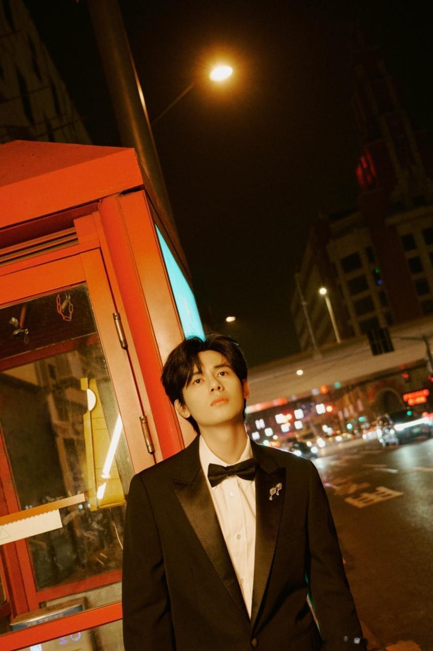 胡先煦帅回来了 胡先煦今日出席上影节,黑色西装造型帅气十足,侧颜