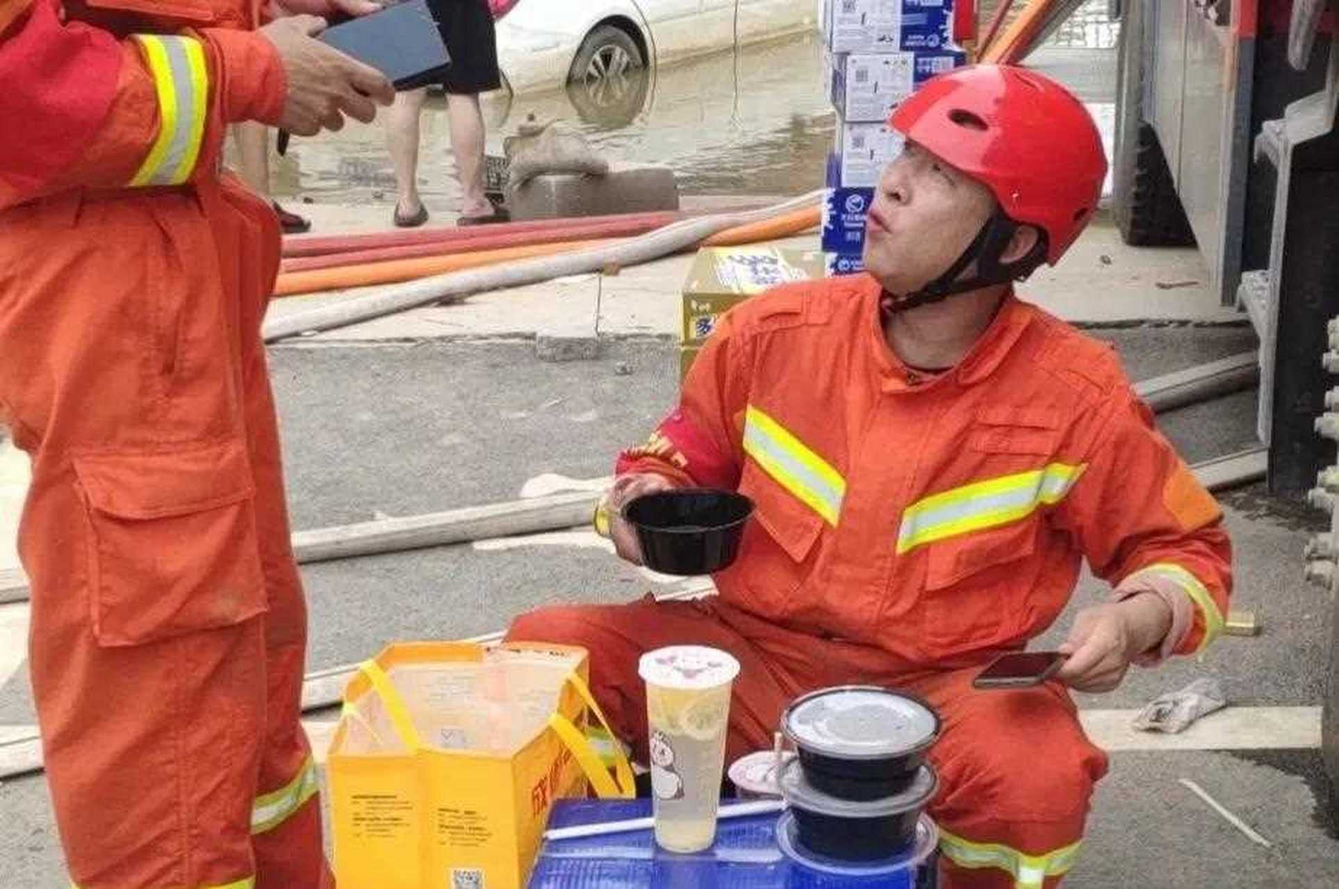 一方有难,八方支援!郑州特大暴雨以来,全国各地的救援队紧急驰援郑州.