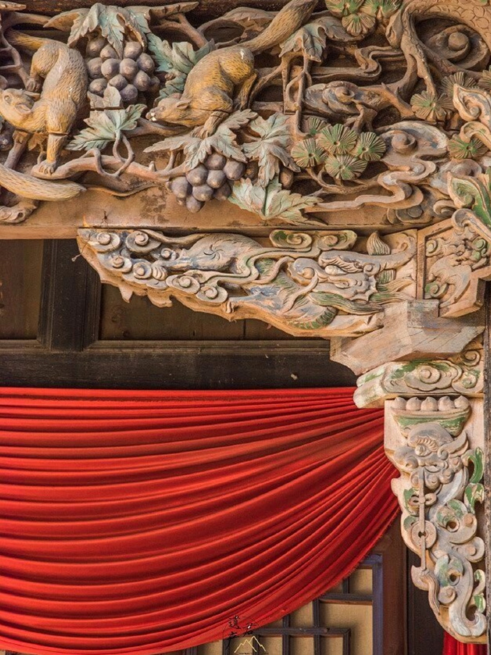 中国古建筑 雀替  雀替是一种安置于梁或阑额与柱交接处承托梁枋的木