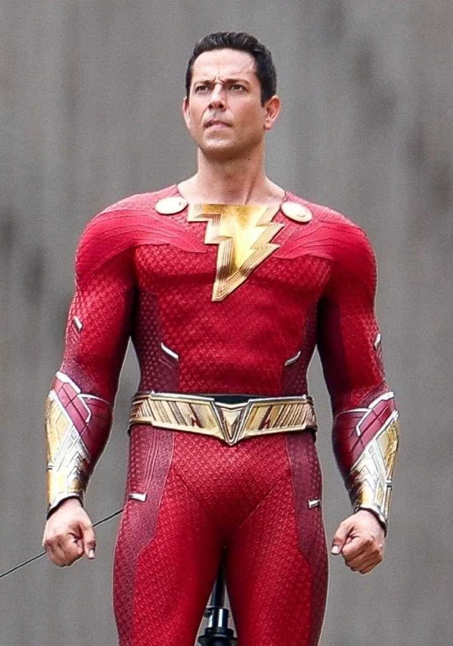 《雷霆沙赞2》开拍片场照曝光,扎克瑞·莱维扮演的沙赞身穿新战服亮相