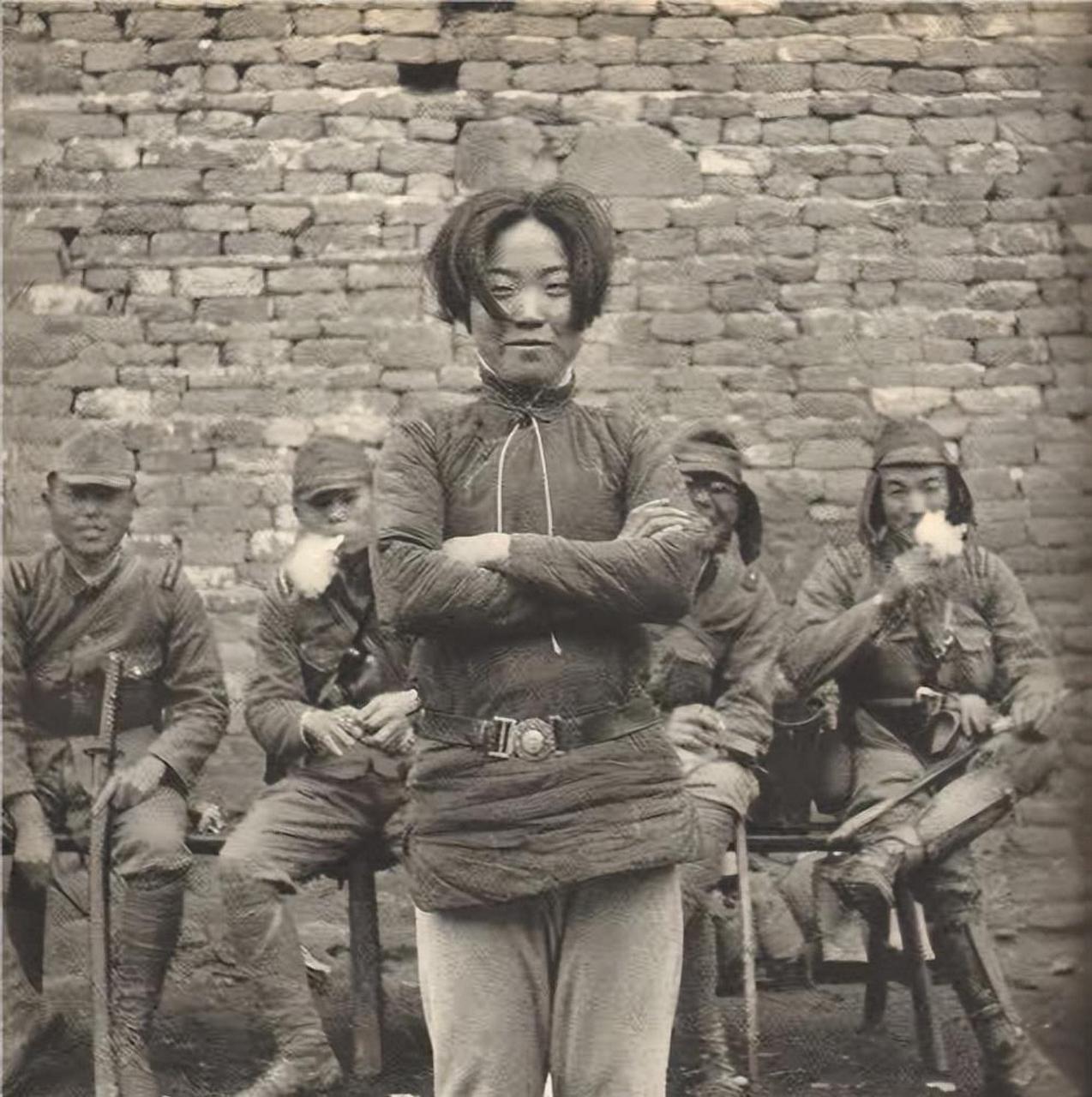 在遭受鬼子轮番凌辱后,八路军女战士竟提出要和鬼子合影的要求,欣然