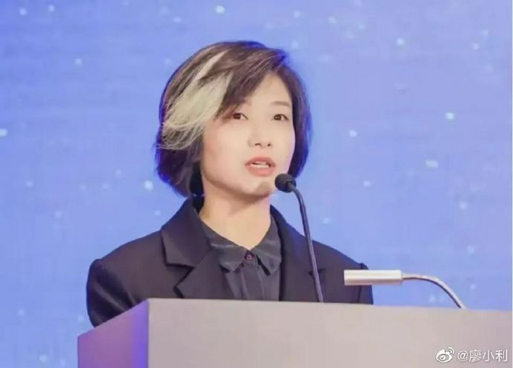 深圳女副区长一撮白发被指挑染#见惯了黑头发,黑西装和白衬衫的