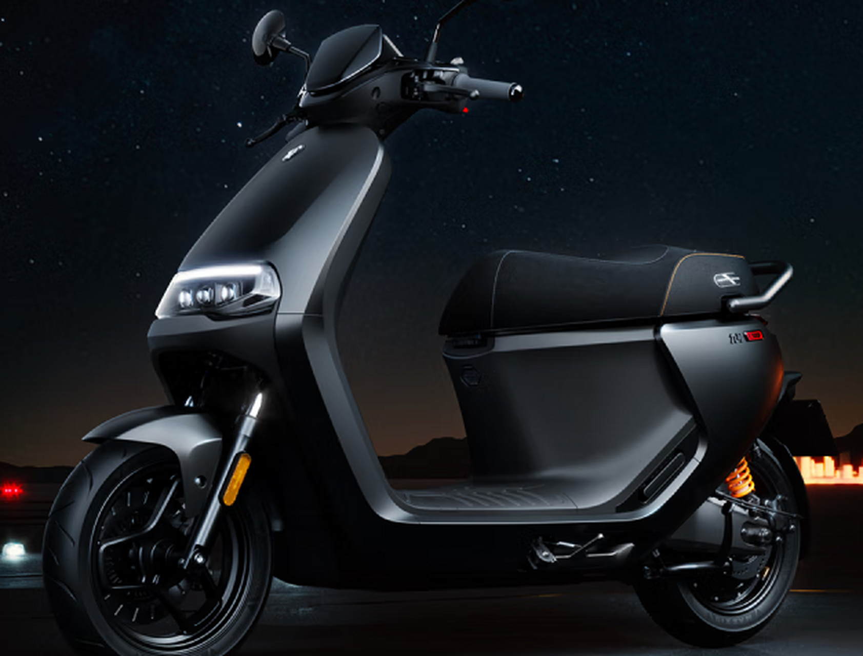 九号高性能电动摩托车e300p发布 在性能上,e300p是首个支持拓展第三块