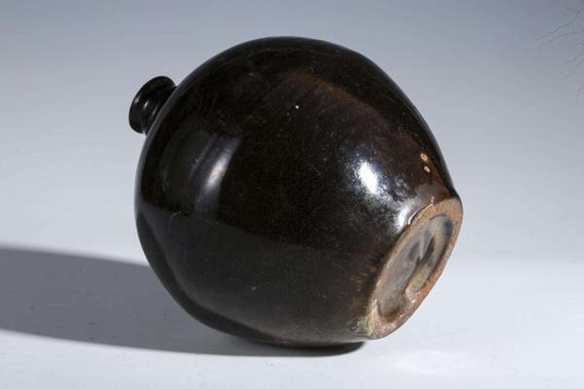 瓷器鉴赏# 此件金元·磁州窑黑釉嘟噜瓶,口径4.1cm,高22.3cm,底径9.