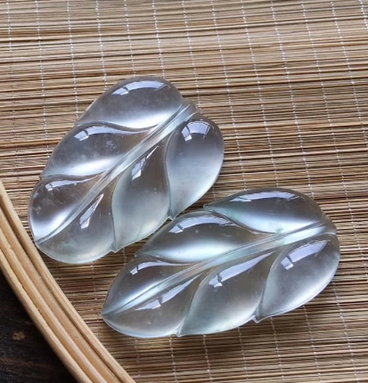 点击头像看直播# #翡翠珠宝# 翡翠的色泽莹润亮泽,犹如清泉在阳光下