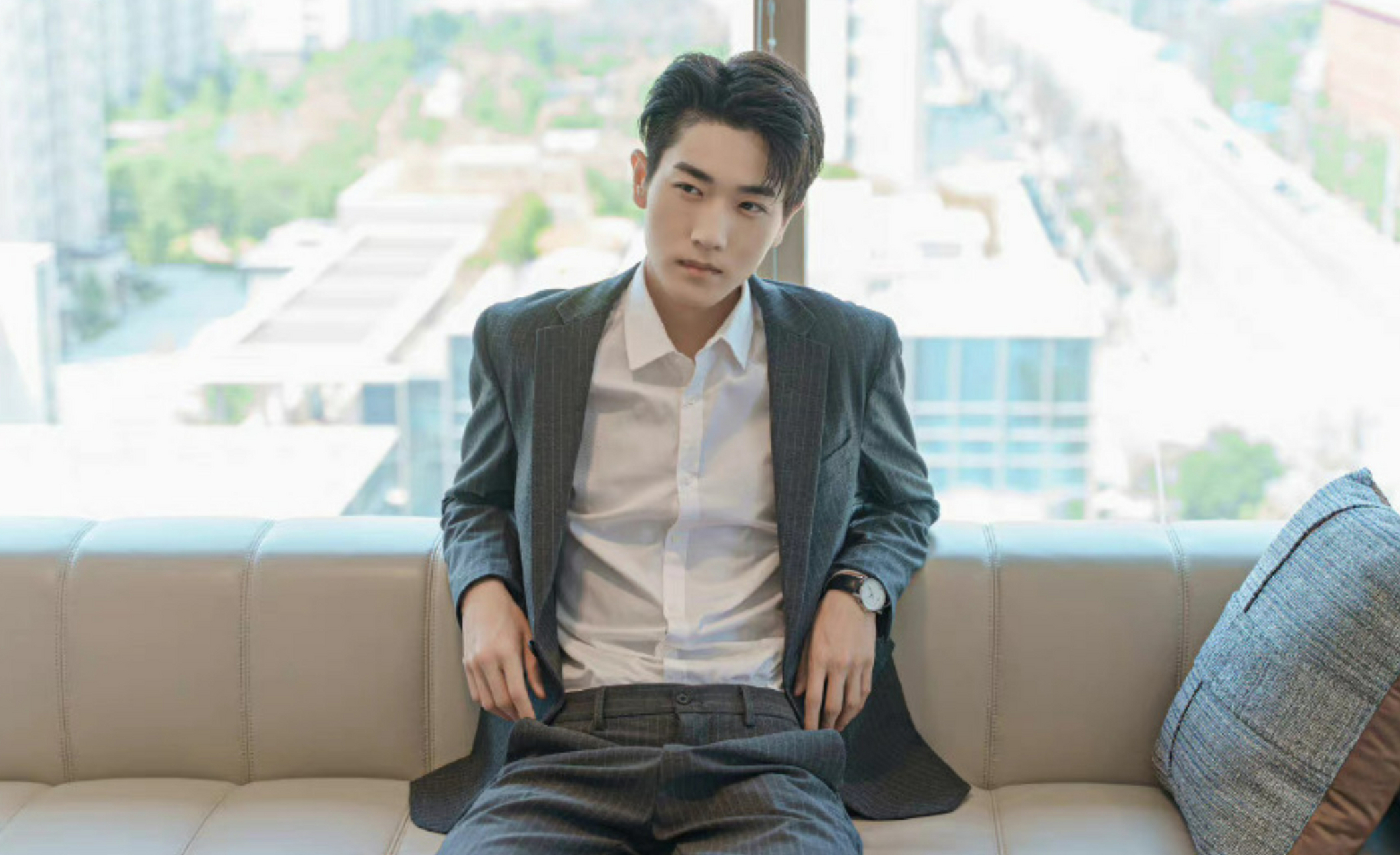 #网剧朝九晚六的热恋# 之前看过王钧浩饰演的短剧都是男配,这次演上男