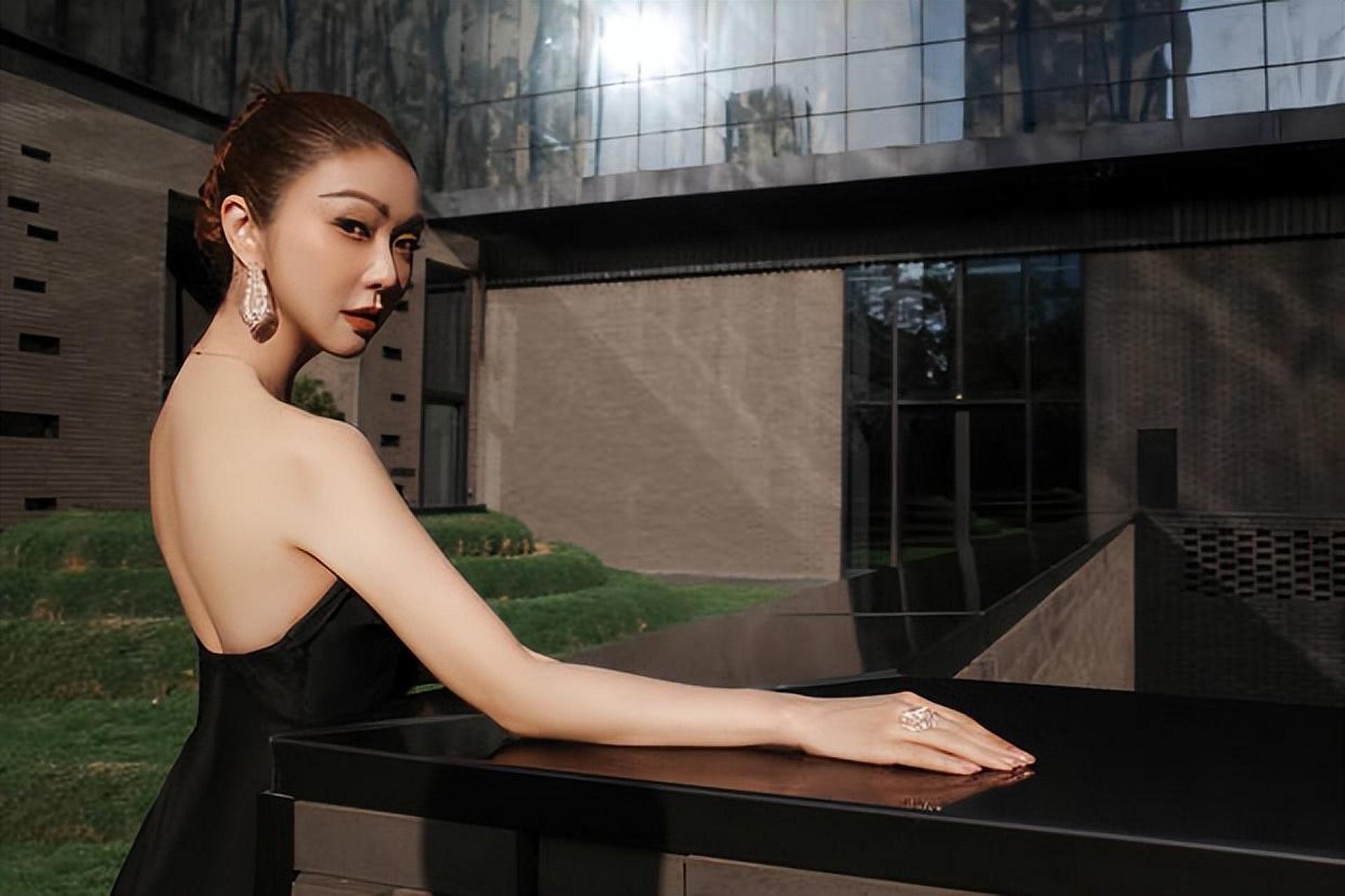 薛凯琪穿修身长裙勾勒好身材 气质优雅眼神勾魂