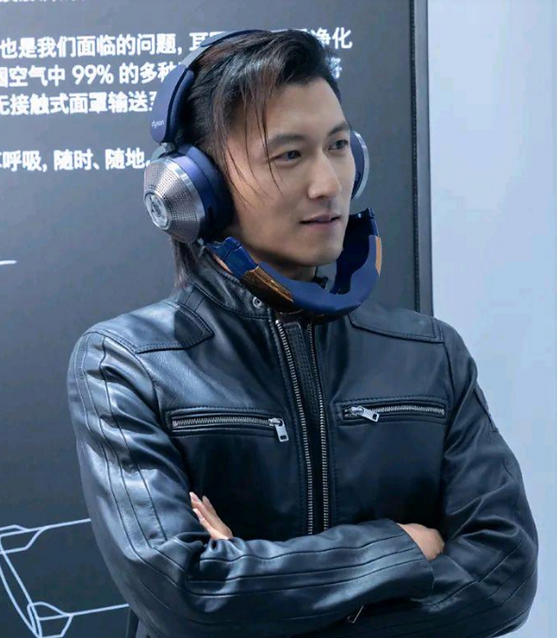 谢霆锋在上海出席活动,穿白色t恤,搭配黑色的皮衣,看上去年轻又帅气