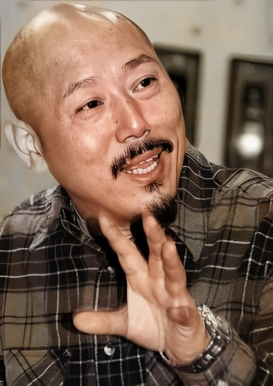 1993年,千万富翁李成儒将妻子和6岁的儿子赶出家门,不久他娶了一位