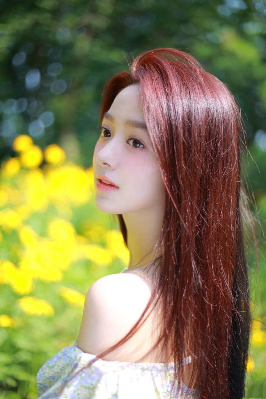 一双大眼睛灵气活力.