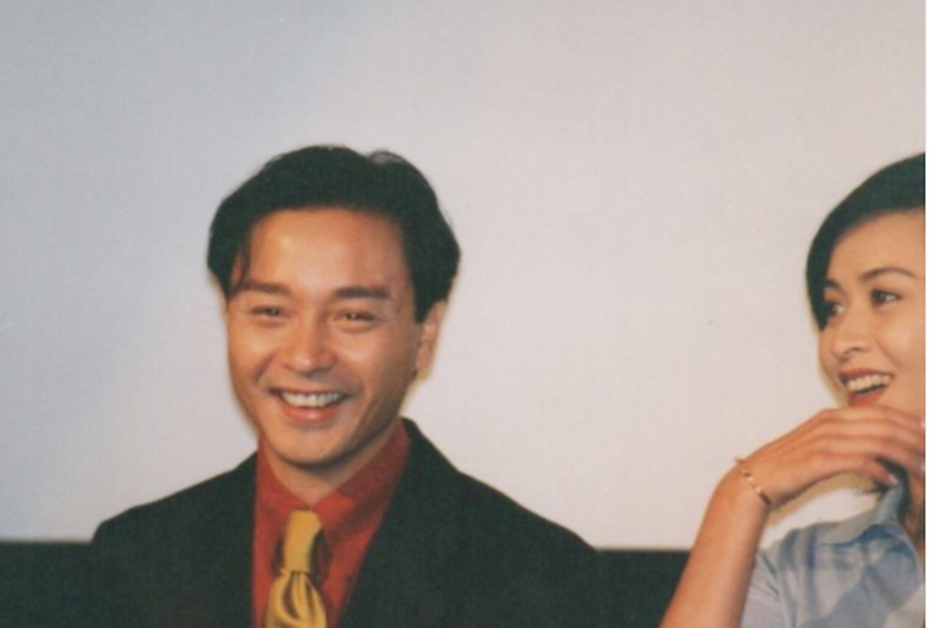 1995年,张国荣在东京香港电影节,参加《金枝玉叶》的首映礼,笑起来好